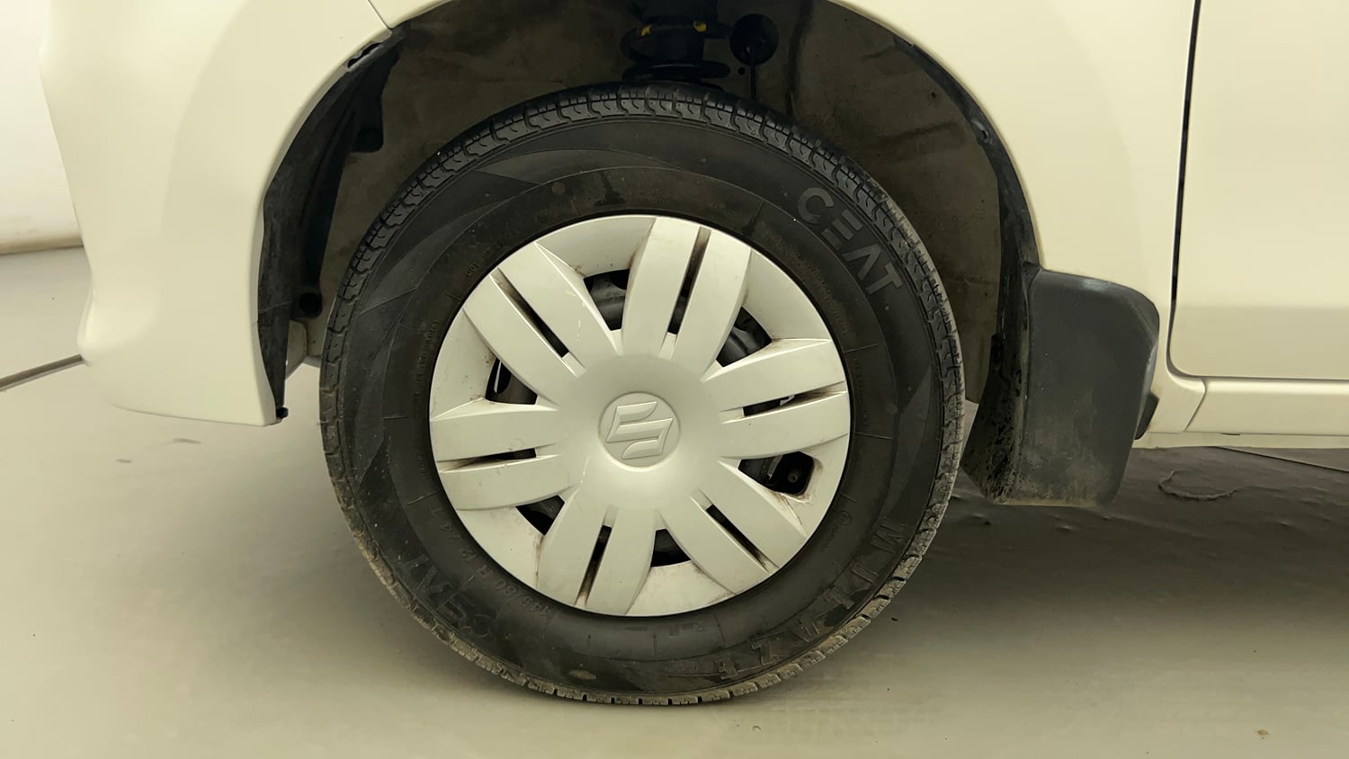 Used 2017 Maruti Suzuki Alto 800 LXi Petrol Manual tyres LEFT FRONT TYRE RIM VIEW