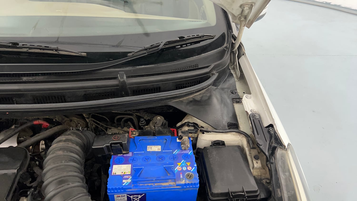 Used 2017 Hyundai Elite i20 Asta 1.4 CRDI (O) Diesel Manual engine ENGINE LEFT SIDE HINGE & APRON VIEW