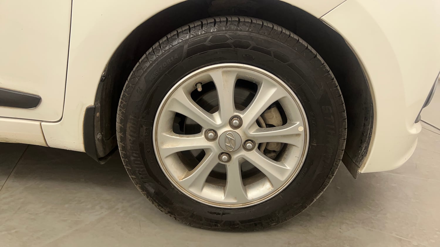 Used 2015 Hyundai Grand i10 Asta AT 1.2 Kappa VTVT Petrol Automatic tyres RIGHT FRONT TYRE RIM VIEW