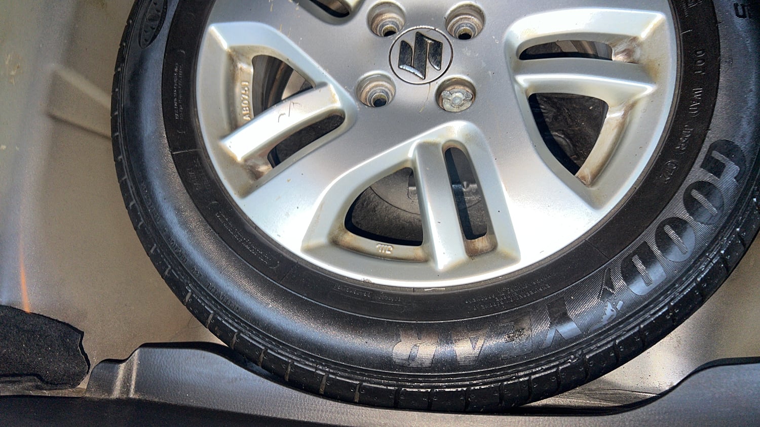 Used 2015 Maruti Suzuki Swift Dzire ZXI Petrol Manual tyres SPARE TYRE VIEW