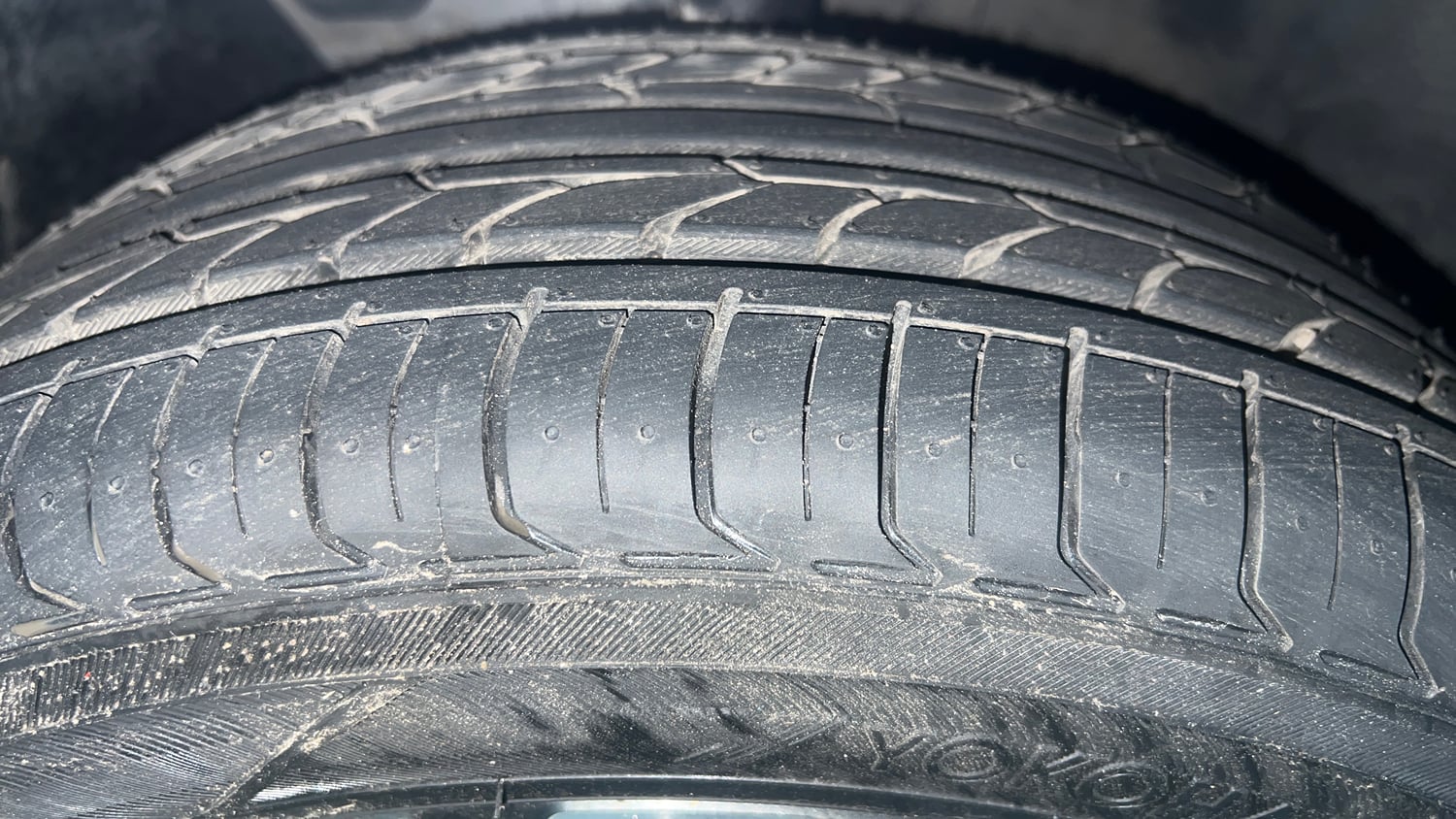 Used 2020 Hyundai New i20 Asta (O) 1.0 Turbo DCT Petrol Automatic tyres LEFT FRONT TYRE TREAD VIEW