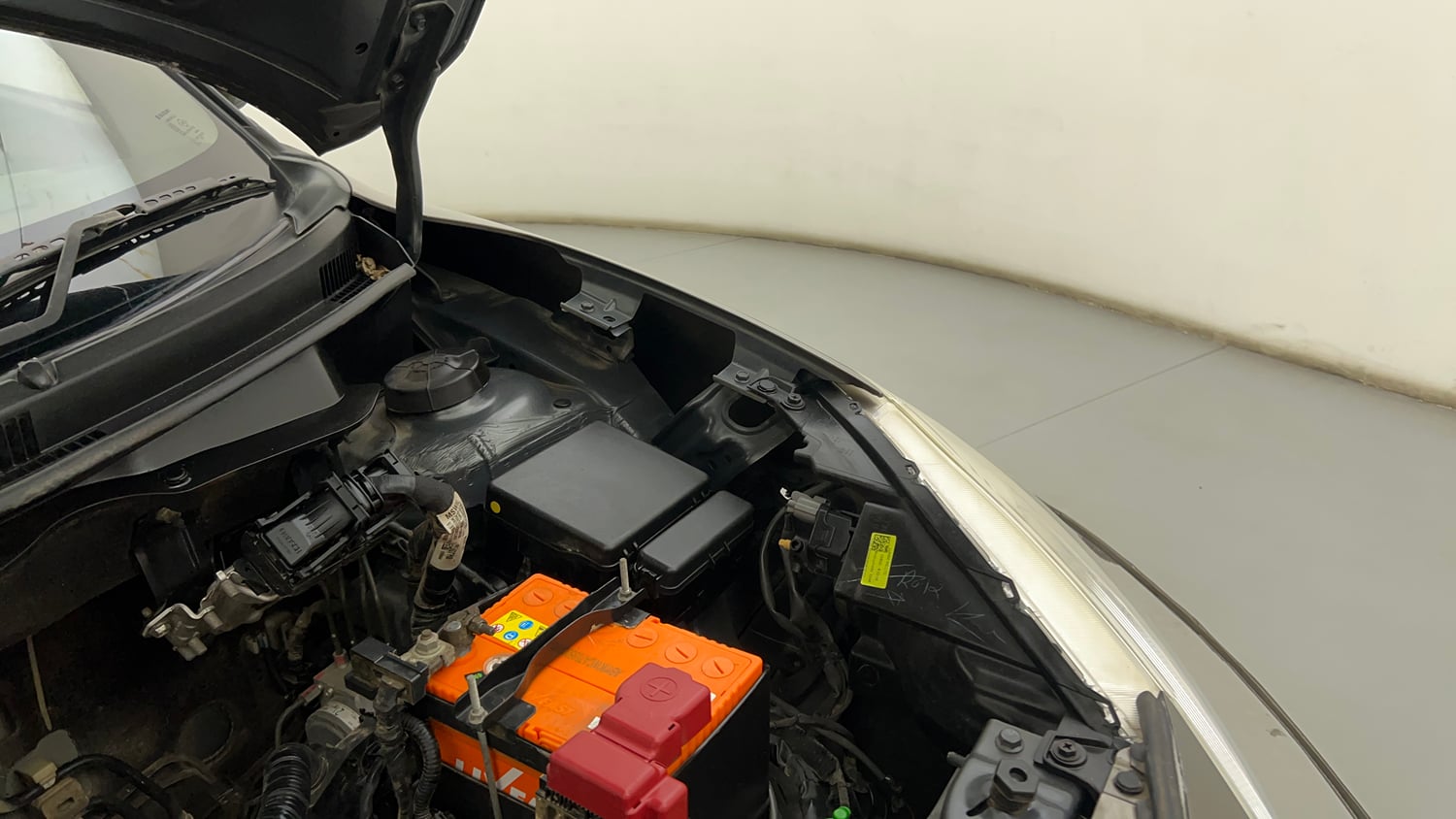Used 2022 Maruti Suzuki Swift VXi Petrol Manual engine ENGINE LEFT SIDE HINGE & APRON VIEW