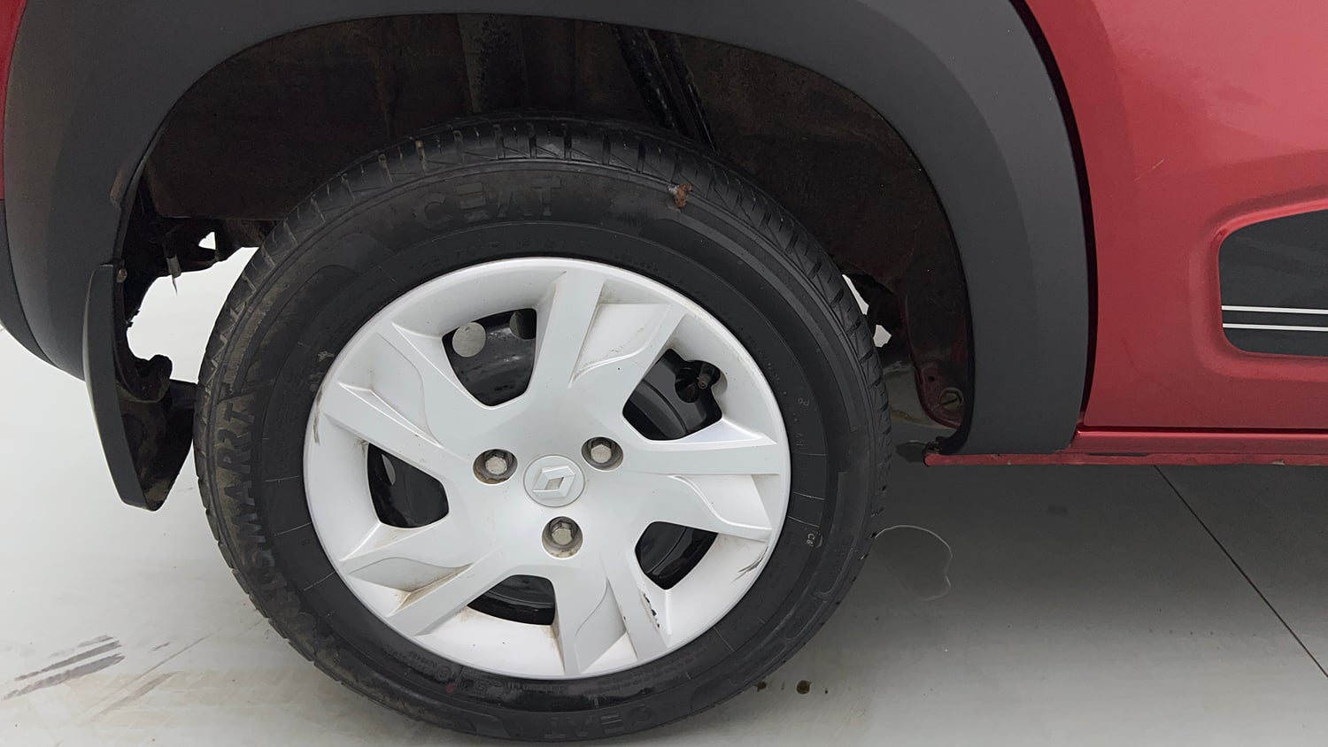 Used 2022 Renault Kwid RXT 1.0 AMT Petrol Automatic tyres RIGHT REAR TYRE RIM VIEW