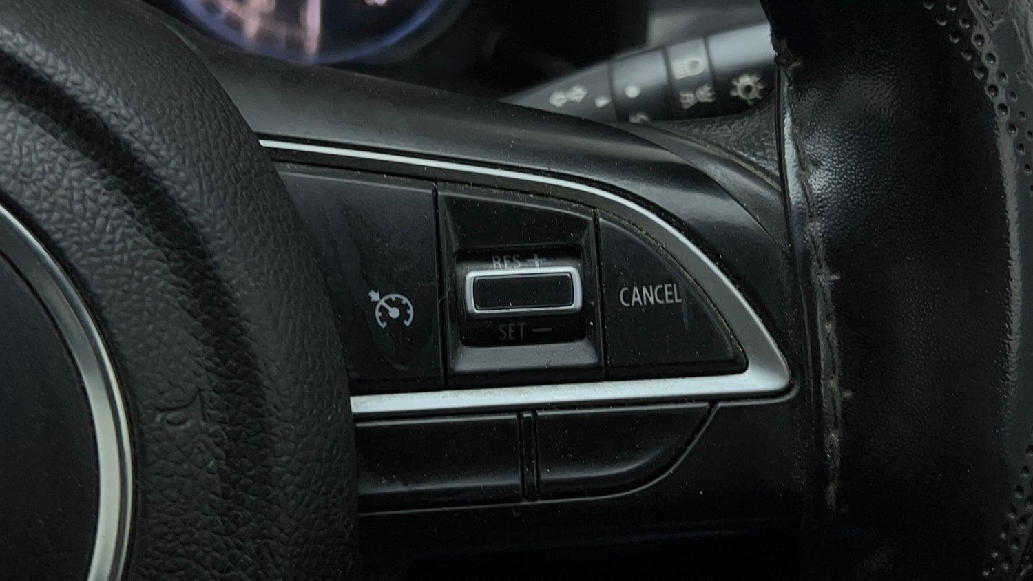 Used 2023 Maruti Suzuki XL6 Zeta MT Petrol Petrol Manual top_features Cruise control