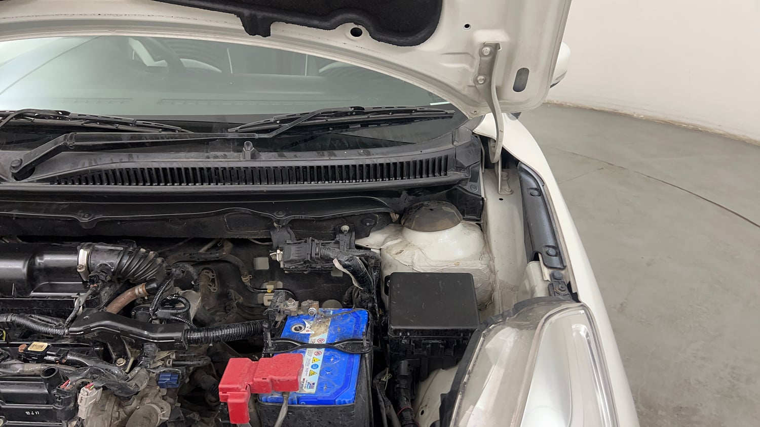 Used 2017 Maruti Suzuki Baleno Delta 1.2 Petrol Manual engine ENGINE LEFT SIDE HINGE & APRON VIEW