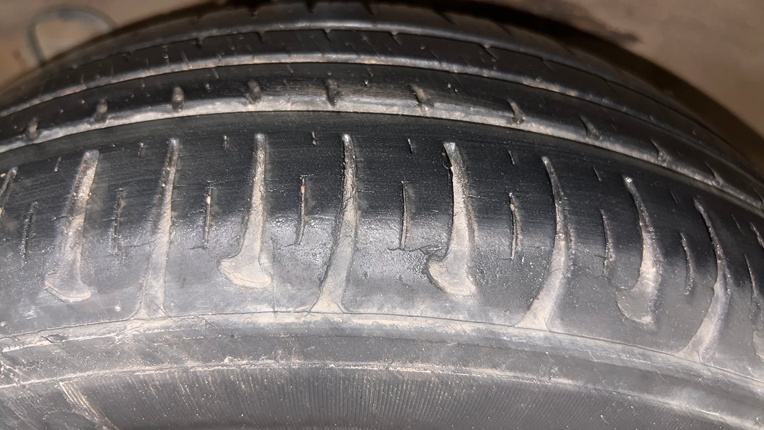 Used 2017 Hyundai Grand i10 Sportz (O) 1.2 Kappa VTVT Petrol Manual tyres RIGHT REAR TYRE TREAD VIEW