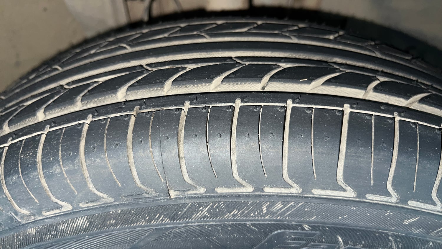 Used 2022 Renault Triber RXE Petrol Manual tyres RIGHT FRONT TYRE TREAD VIEW