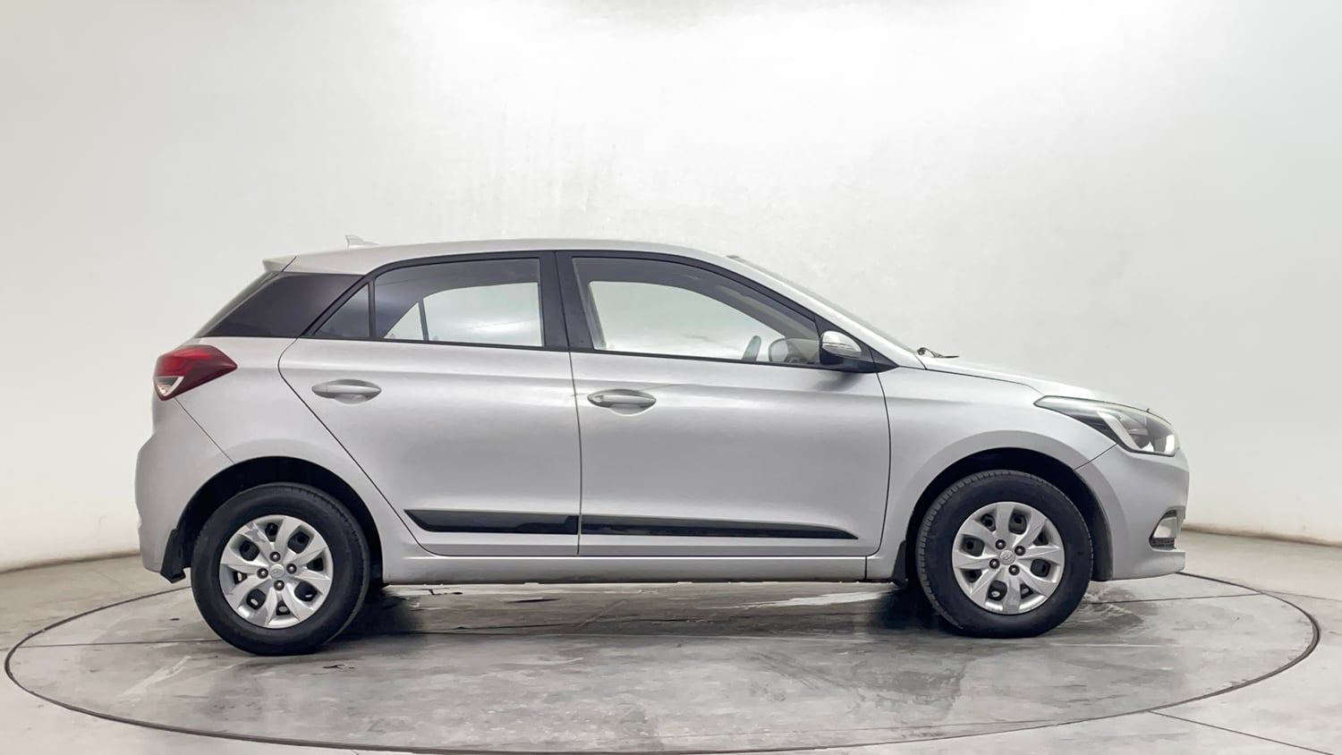 Used 2016 Hyundai Elite i20 Sportz 1.4 CRDI Diesel Manual exterior RIGHT SIDE VIEW