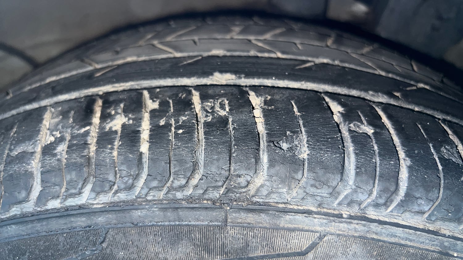 Used 2021 Hyundai New i20 Asta (O) 1.0 Turbo DCT Petrol Automatic tyres LEFT REAR TYRE TREAD VIEW