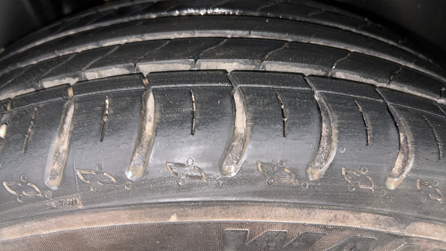Used 2022 Volkswagen Taigun Topline 1.0 TSI AT Petrol Automatic tyres RIGHT REAR TYRE TREAD VIEW
