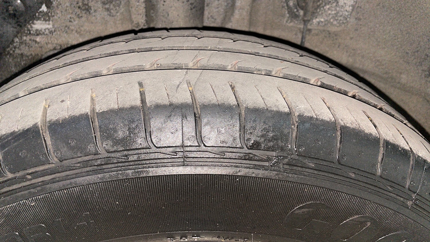 Used 2016 Hyundai Elite i20 Sportz 1.4 CRDI Diesel Manual tyres RIGHT REAR TYRE TREAD VIEW