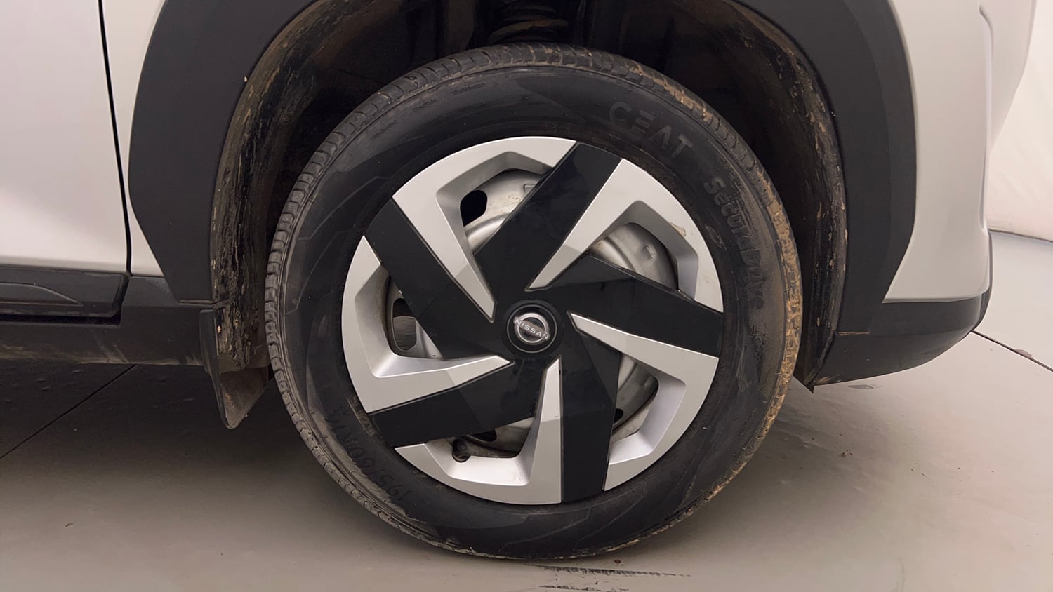 Used 2025 Nissan Magnite Visia B4D 1.0 Petrol AMT Petrol Automatic tyres RIGHT FRONT TYRE RIM VIEW