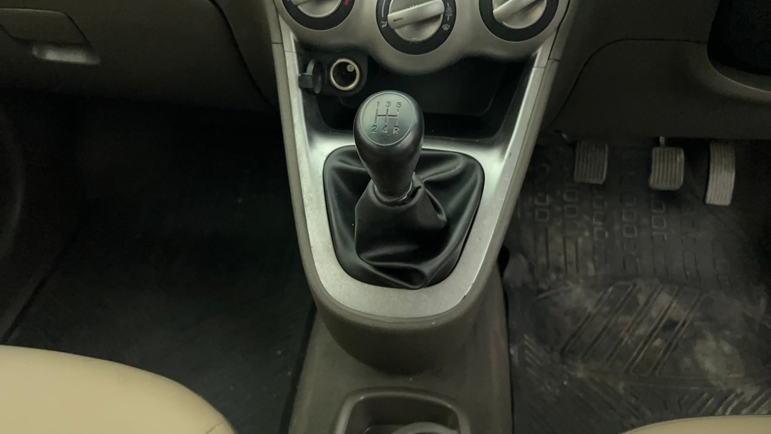Used 2014 Hyundai i10 Magna 1.1 iRDE2 Petrol Manual interior GEAR  KNOB VIEW