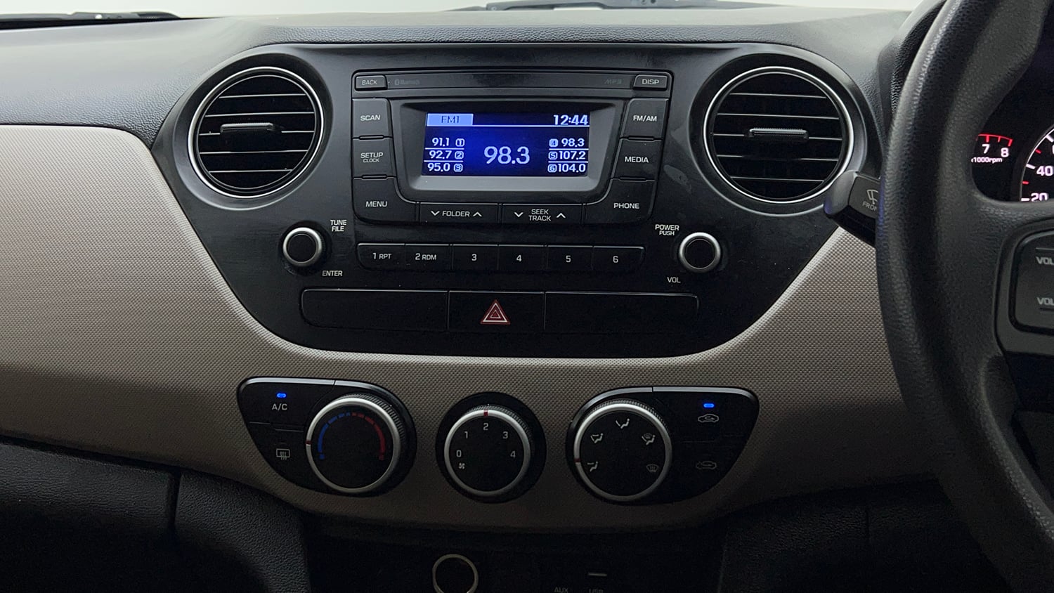 Used 2016 Hyundai Grand i10 Sportz 1.2 Kappa VTVT Petrol Manual top_features Integrated (in-dash) music system
