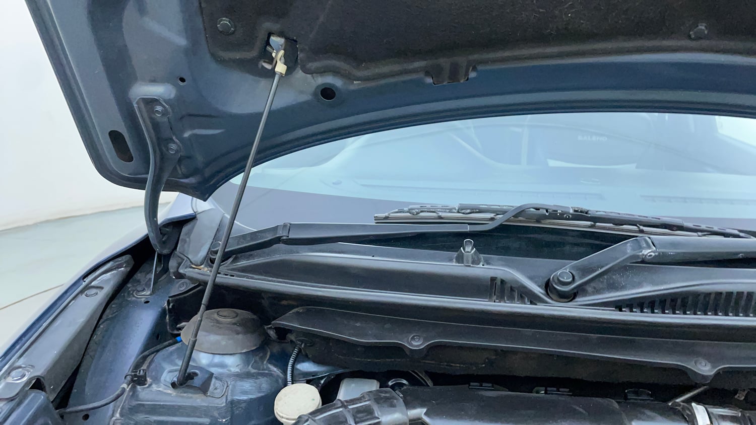 Used 2019 Maruti Suzuki Baleno Delta Petrol Manual engine ENGINE RIGHT SIDE HINGE & APRON VIEW