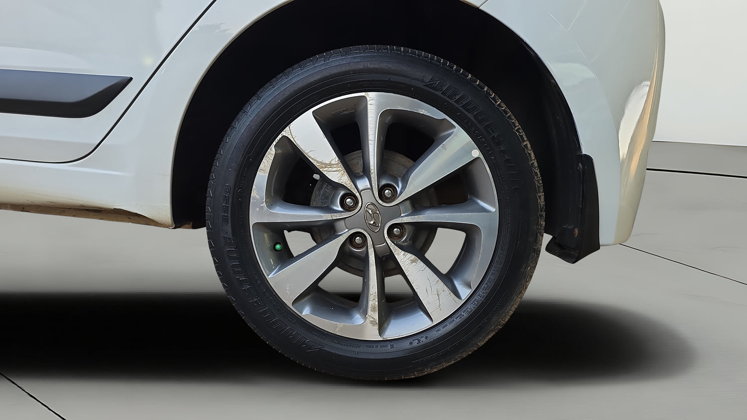 Used 2015 Hyundai Elite i20 Sportz 1.2 (O) Petrol Manual tyres LEFT REAR TYRE RIM VIEW