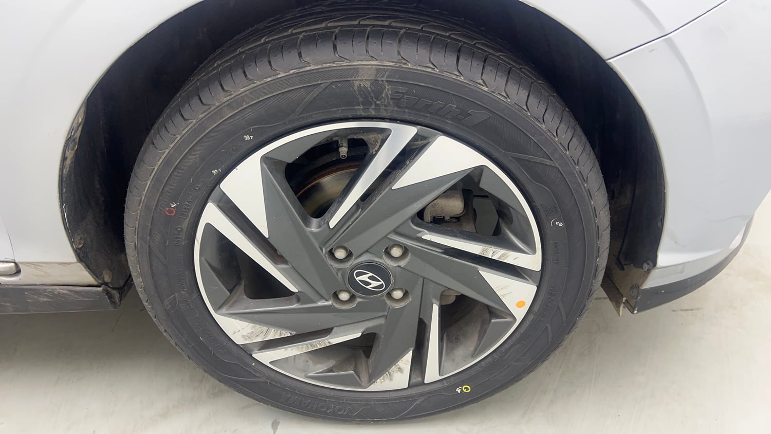 Used 2020 Hyundai New i20 Asta (O) 1.0 Turbo DCT Petrol Automatic tyres RIGHT FRONT TYRE RIM VIEW