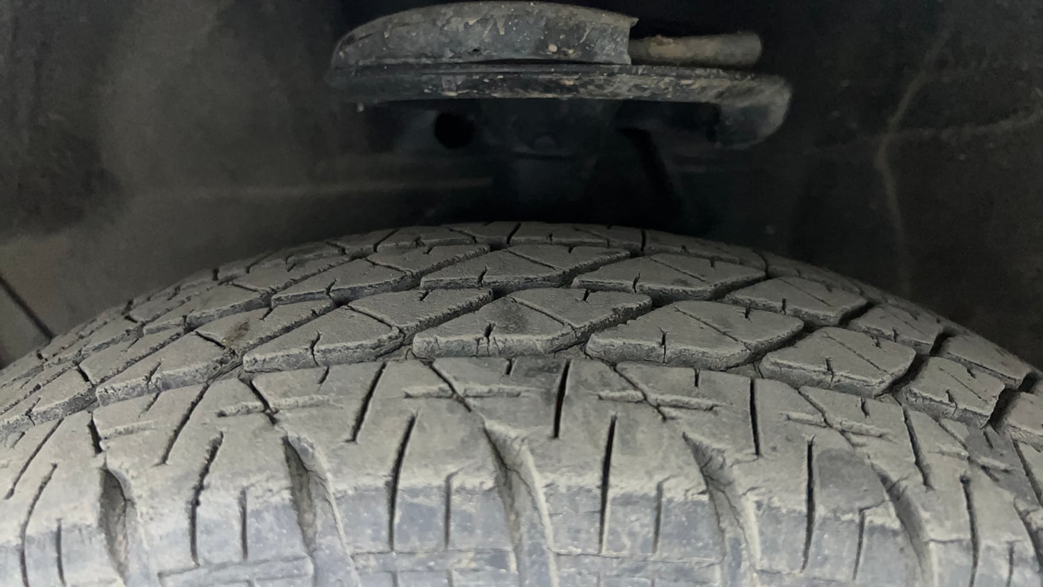 Used 2014 Maruti Suzuki Ritz Vxi BS-IV Petrol Manual tyres LEFT FRONT TYRE TREAD VIEW