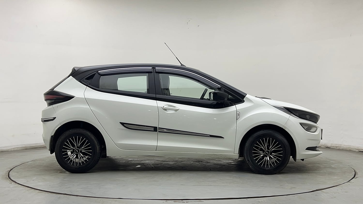 Used 2022 Tata Altroz XE Petrol Petrol Manual exterior RIGHT SIDE VIEW