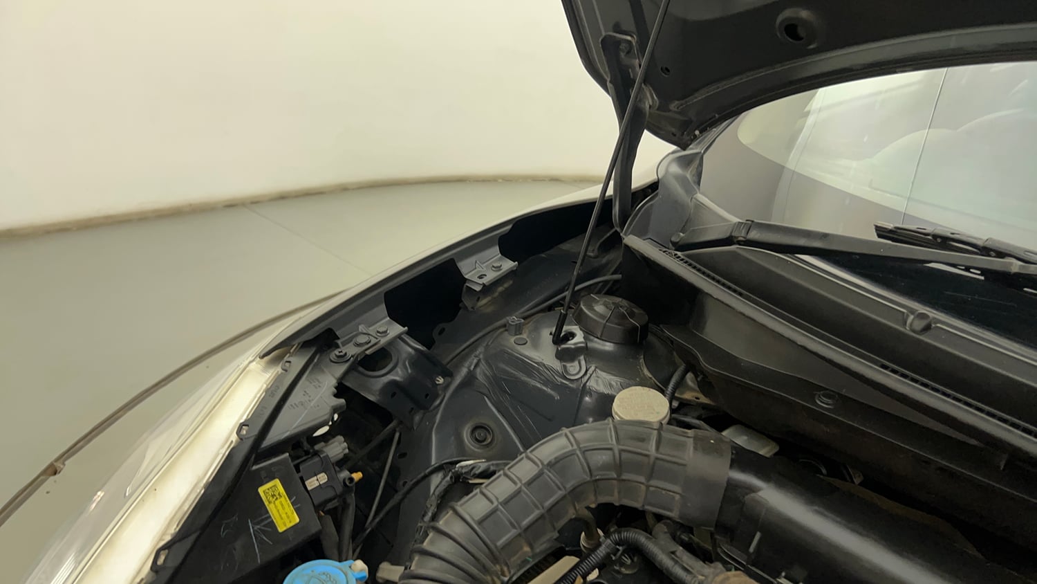 Used 2022 Maruti Suzuki Swift VXi Petrol Manual engine ENGINE RIGHT SIDE HINGE & APRON VIEW