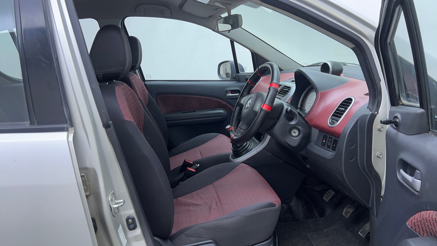 Used 2014 Maruti Suzuki Ritz Vxi BS-IV Petrol Manual interior RIGHT SIDE FRONT DOOR CABIN VIEW