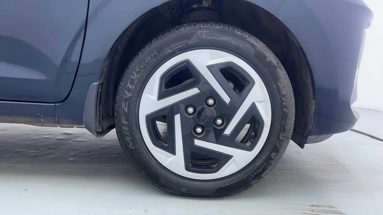 Used 2024 Hyundai Grand i10 Nios Sportz 1.2 Kappa AMT Petrol Automatic tyres RIGHT FRONT TYRE RIM VIEW