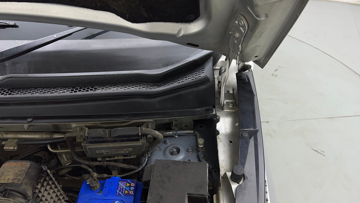 Used 2018 Mahindra KUV100 NXT K6 Plus 6 STR Petrol Manual engine ENGINE LEFT SIDE HINGE & APRON VIEW