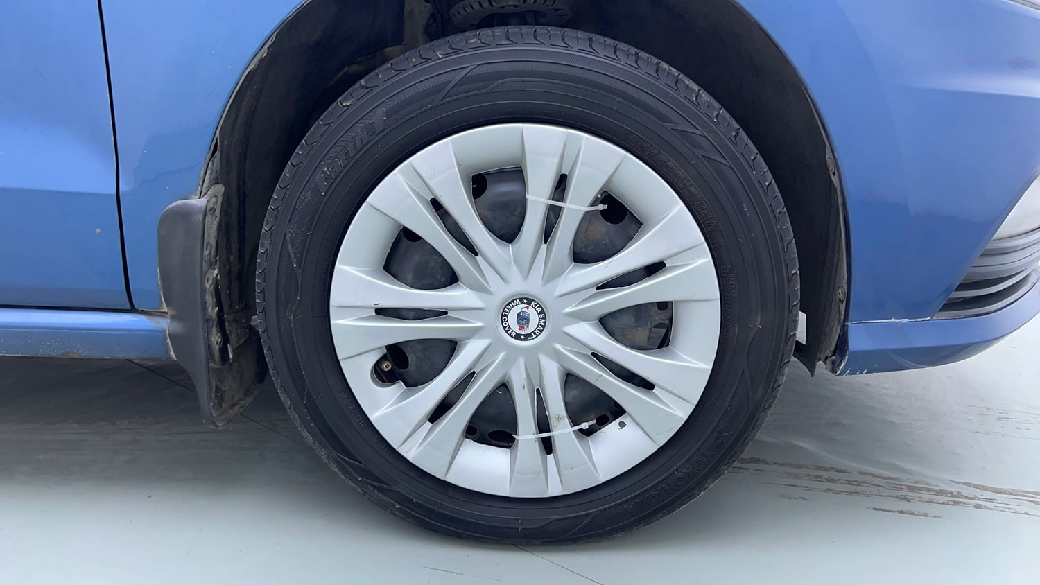 Used 2016 Volkswagen Ameo Comfortline 1.2L (P) Petrol Manual tyres RIGHT FRONT TYRE RIM VIEW