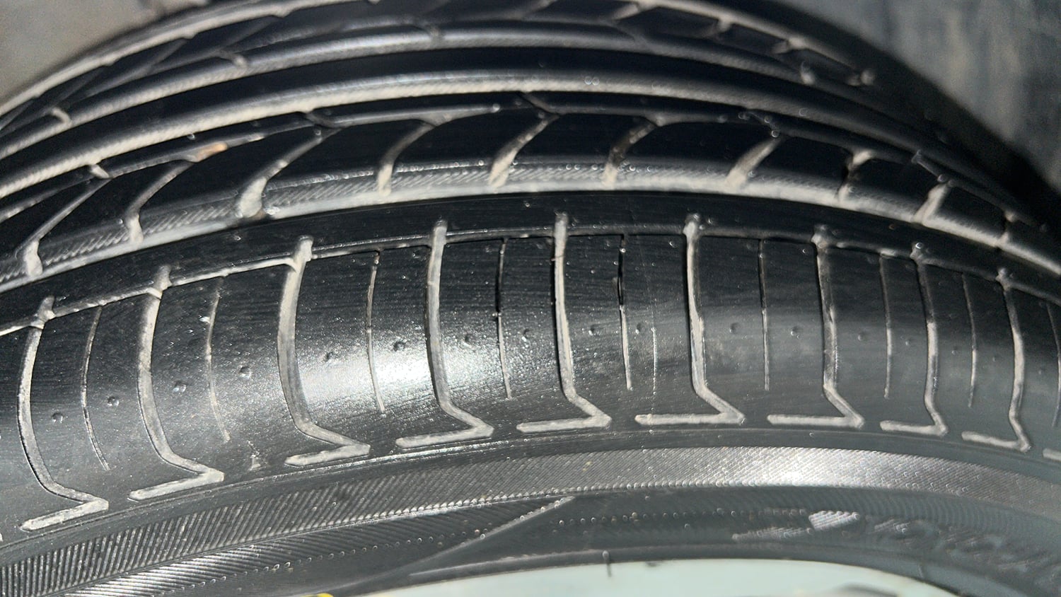 Used 2017 Hyundai Elite i20 Asta 1.4 CRDI (O) Diesel Manual tyres RIGHT FRONT TYRE TREAD VIEW