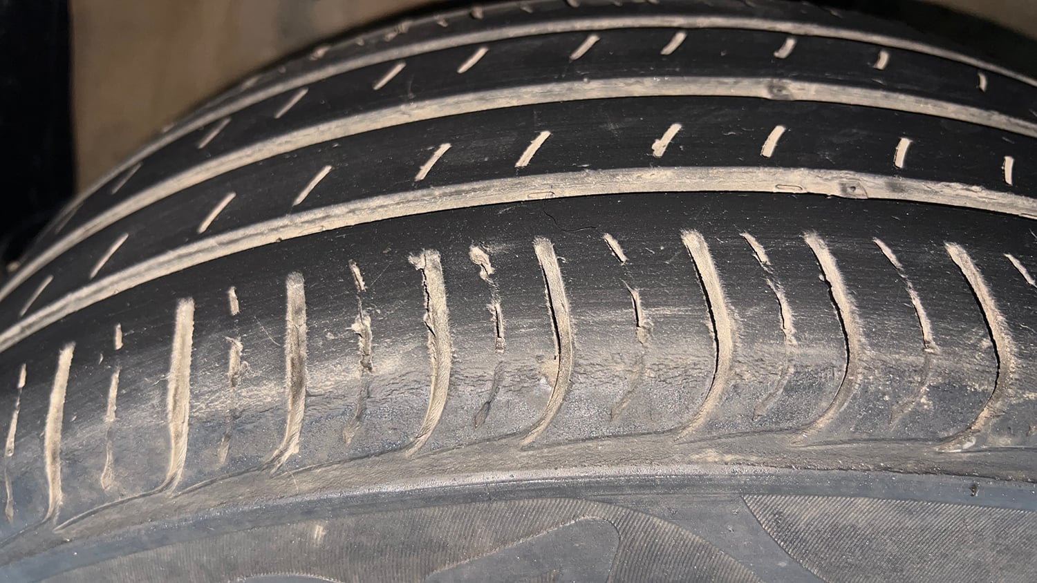 Used 2024 Kia Seltos HTE 1.5 Diesel MT Diesel Manual tyres RIGHT FRONT TYRE TREAD VIEW