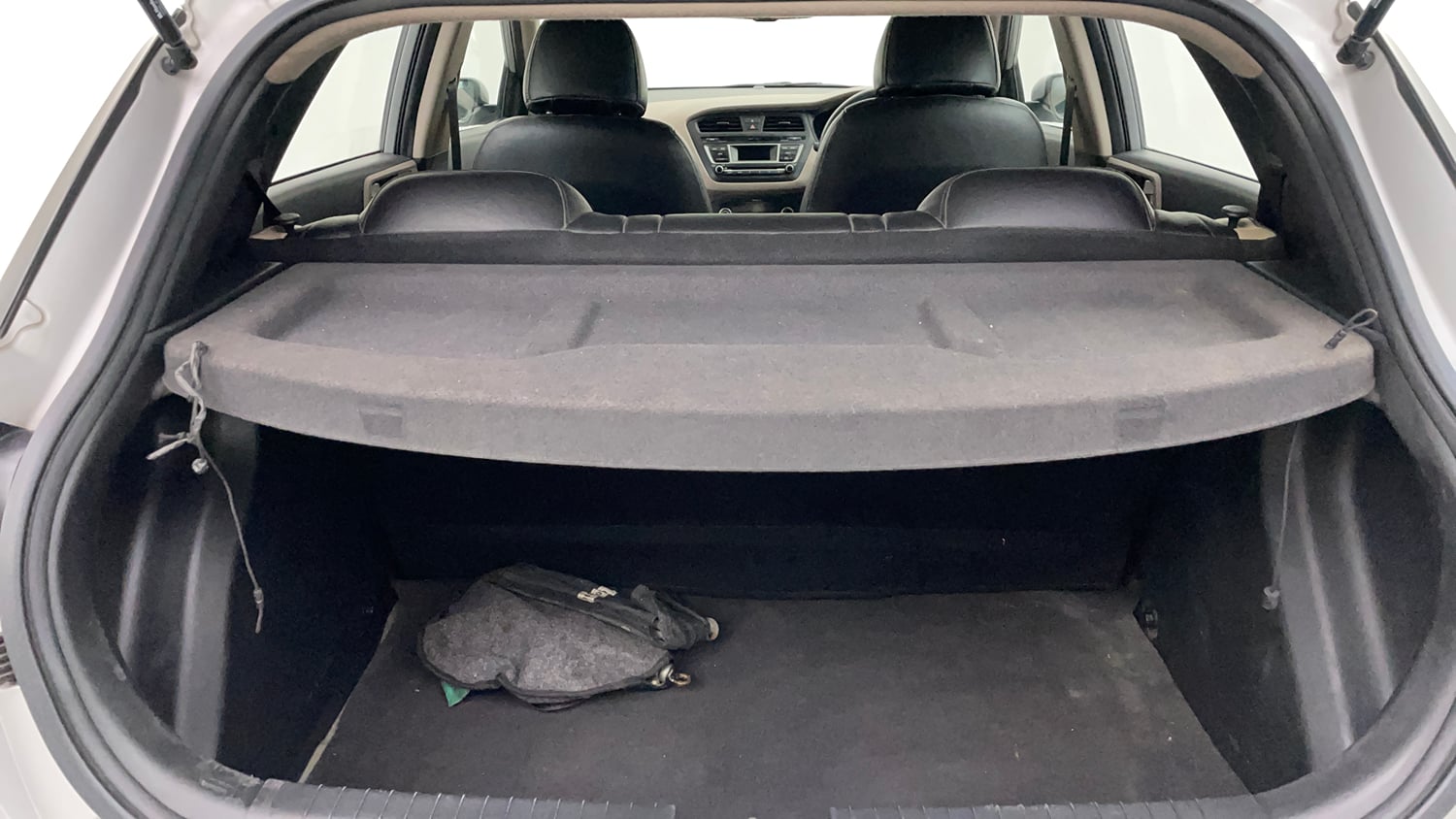 Used 2016 Hyundai Elite i20 Sportz 1.4 CRDI Diesel Manual interior DICKY INSIDE VIEW