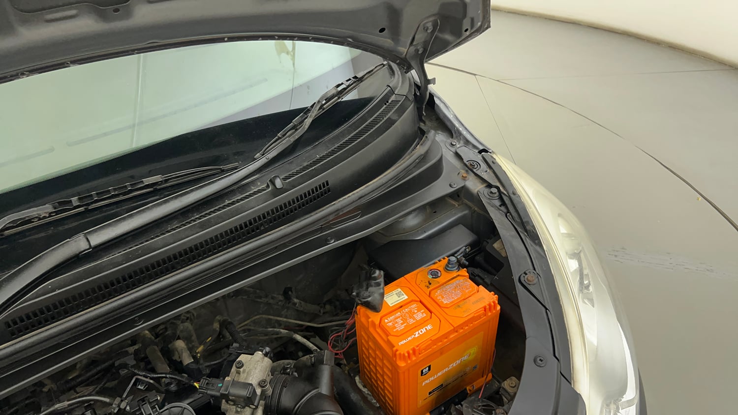 Used 2014 Hyundai i10 Magna 1.1 iRDE2 Petrol Manual engine ENGINE LEFT SIDE HINGE & APRON VIEW