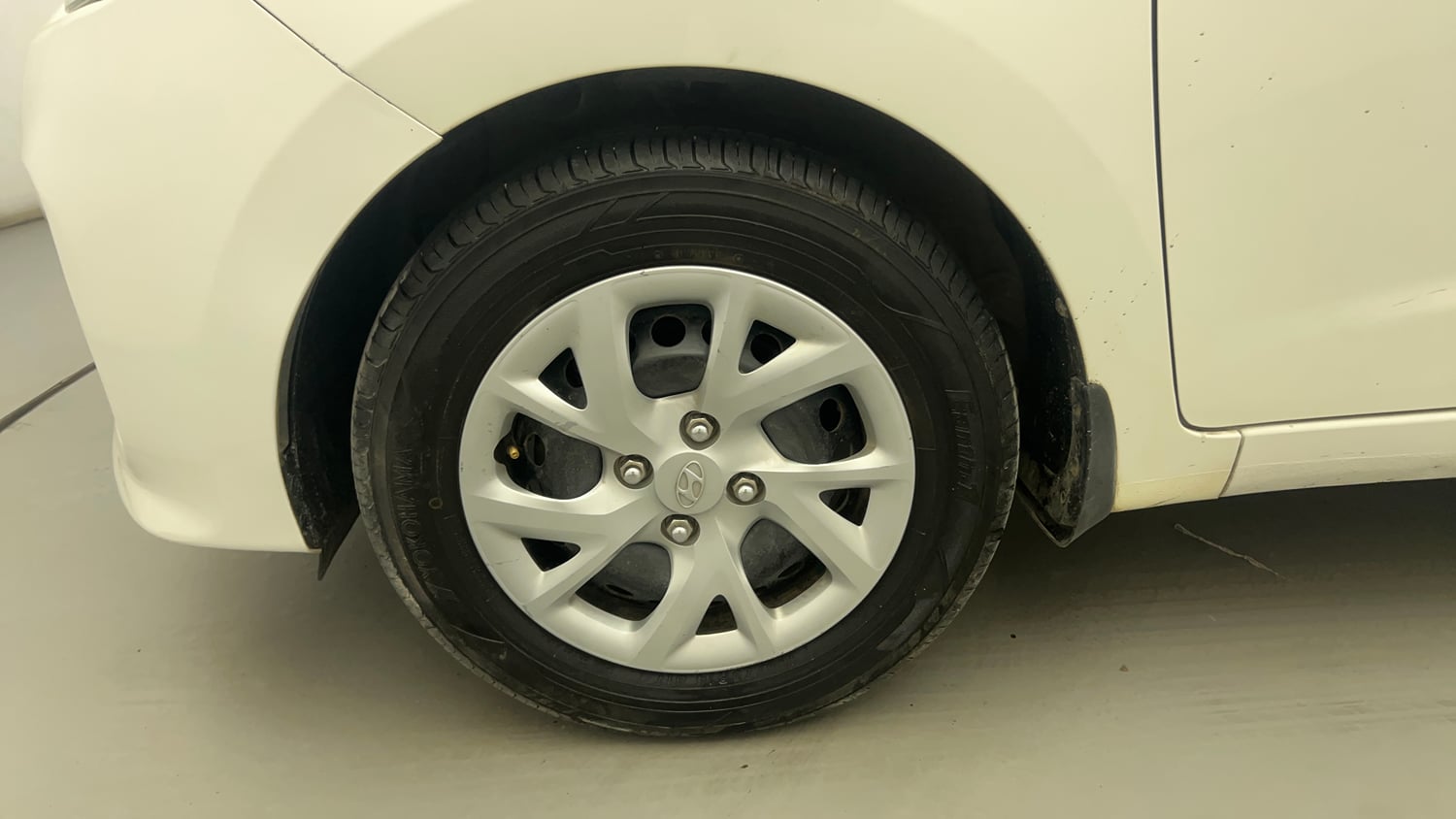 Used 2017 Hyundai Grand i10 Magna AT 1.2 Kappa VTVT Petrol Automatic tyres LEFT FRONT TYRE RIM VIEW