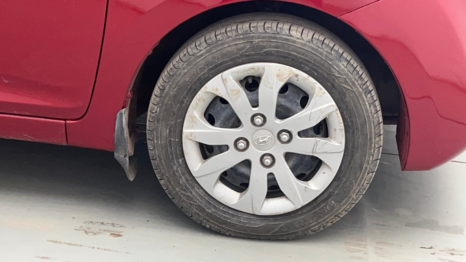 Used 2015 Hyundai Eon Magna + Petrol Manual tyres RIGHT FRONT TYRE RIM VIEW