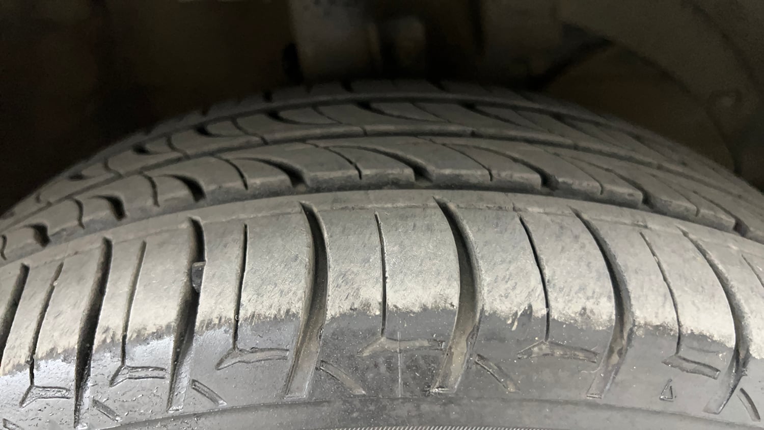 Used 2015 Maruti Suzuki Baleno Zeta 1.2 Petrol Manual tyres RIGHT FRONT TYRE TREAD VIEW