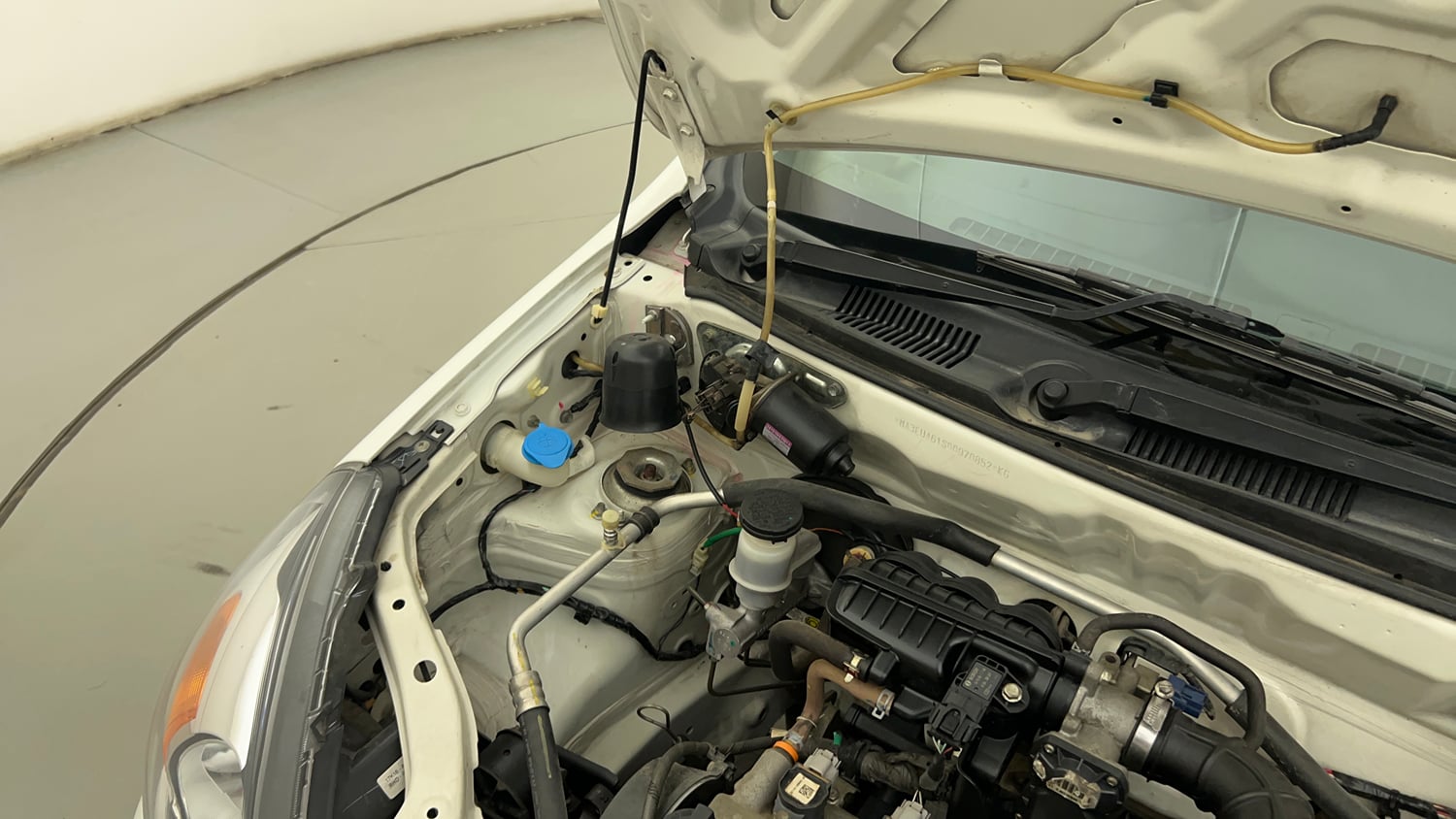 Used 2017 Maruti Suzuki Alto 800 LXi Petrol Manual engine ENGINE RIGHT SIDE HINGE & APRON VIEW