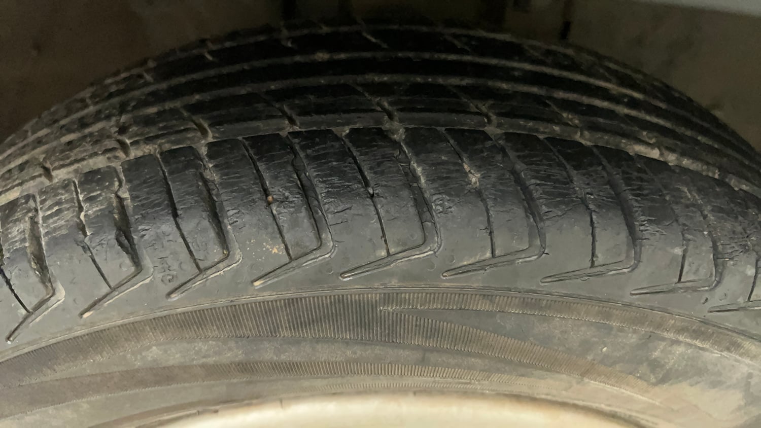 Used 2019 Renault Kwid RXT (O) 1.0 SCE Edition Petrol Manual tyres RIGHT FRONT TYRE TREAD VIEW