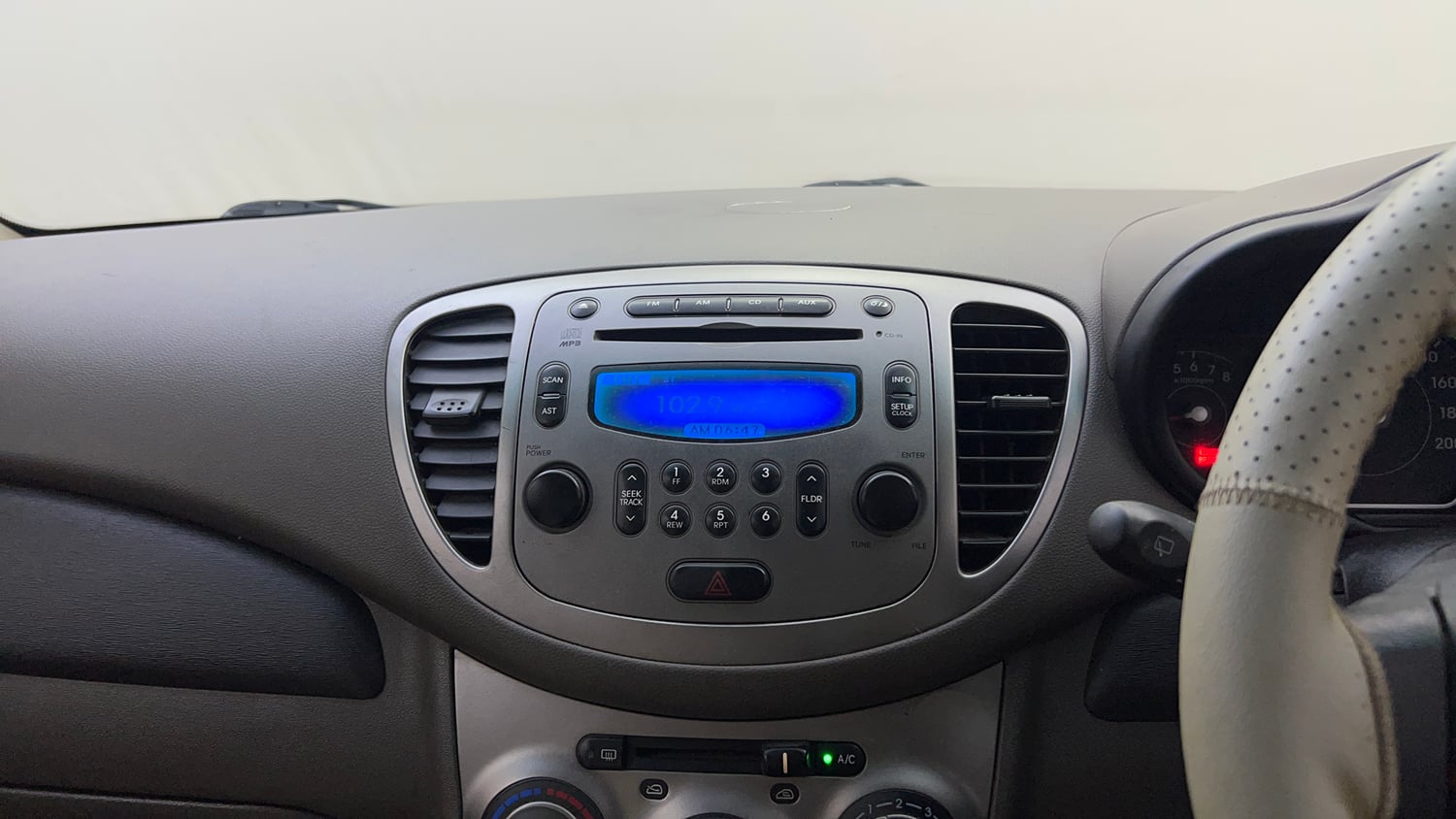 Used 2012 Hyundai i10 Sportz 1.2 Kappa2 Petrol Manual top_features Integrated (in-dash) music system
