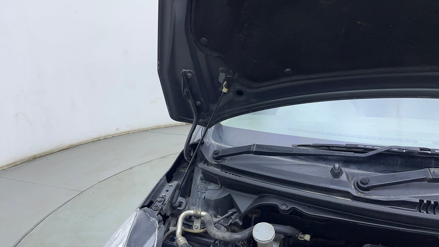 Used 2018 Maruti Suzuki Ertiga ZXI Petrol Manual engine ENGINE RIGHT SIDE HINGE & APRON VIEW