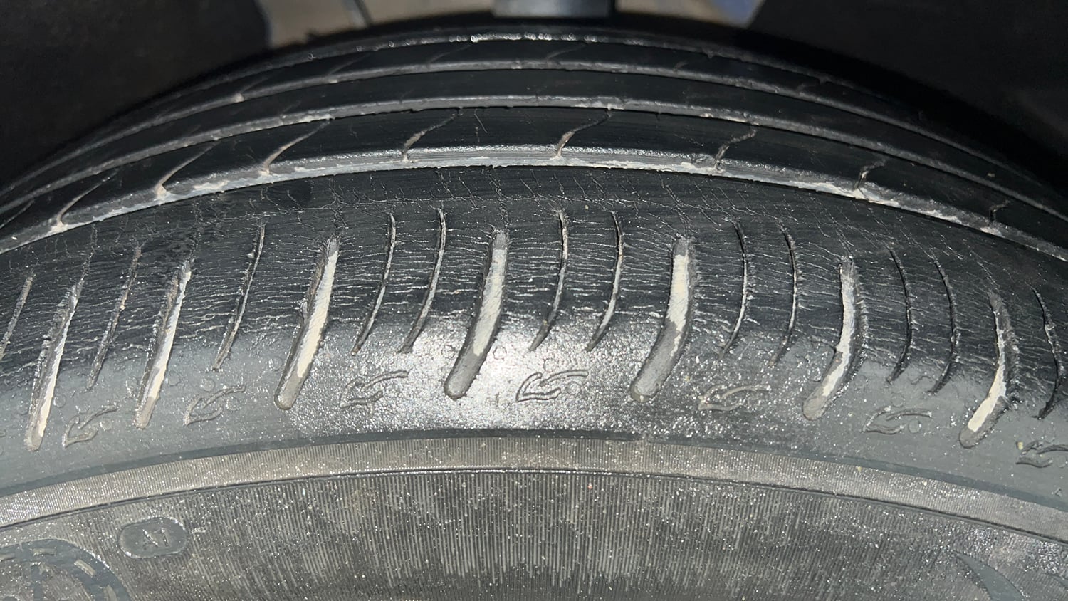 Used 2021 Mahindra XUV700 AX 7 Petrol AT Luxury Pack 7 STR Petrol Automatic tyres RIGHT FRONT TYRE TREAD VIEW