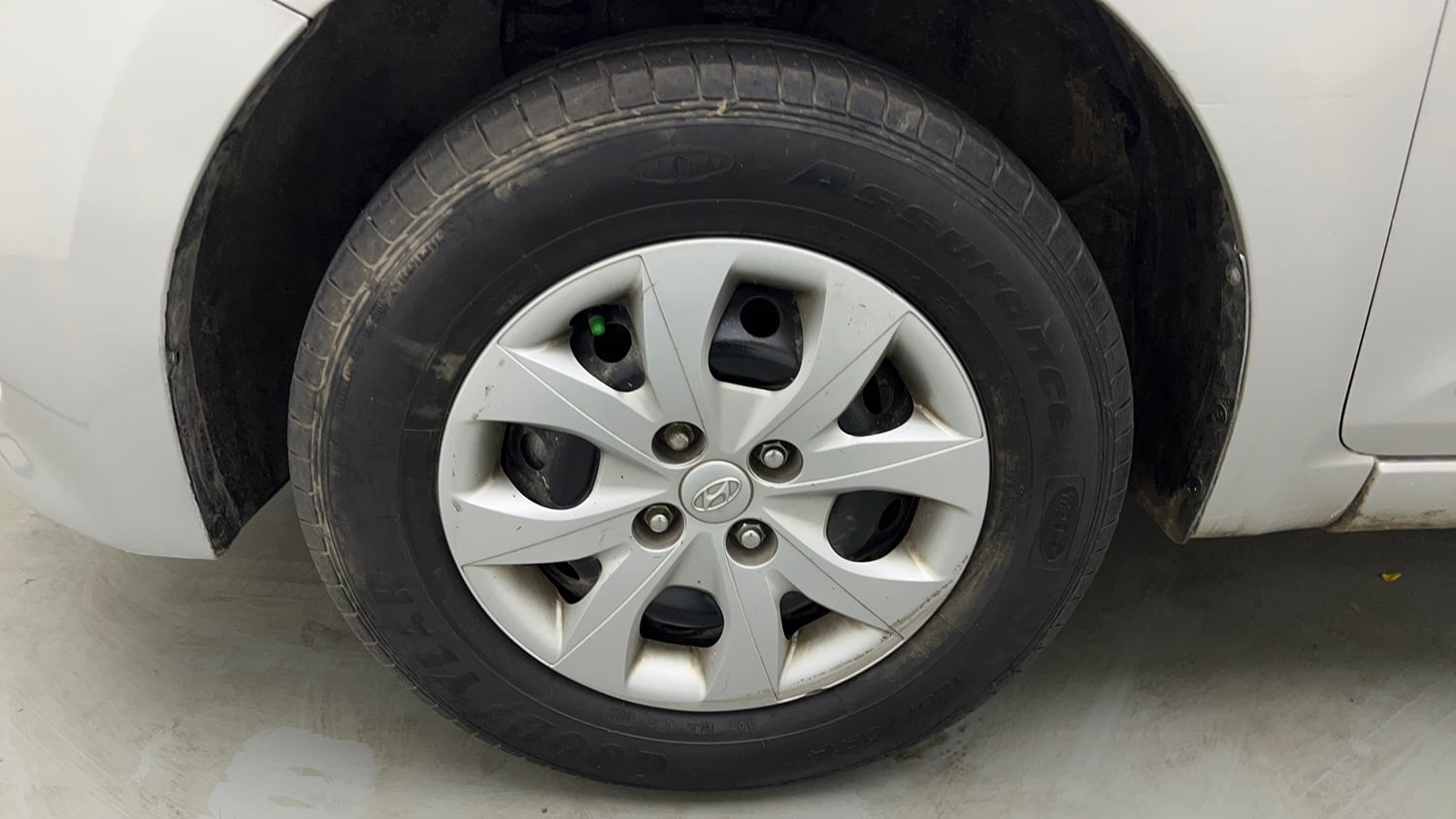 Used 2017 Hyundai Elite i20 Sportz 1.2 Petrol Manual tyres LEFT FRONT TYRE RIM VIEW