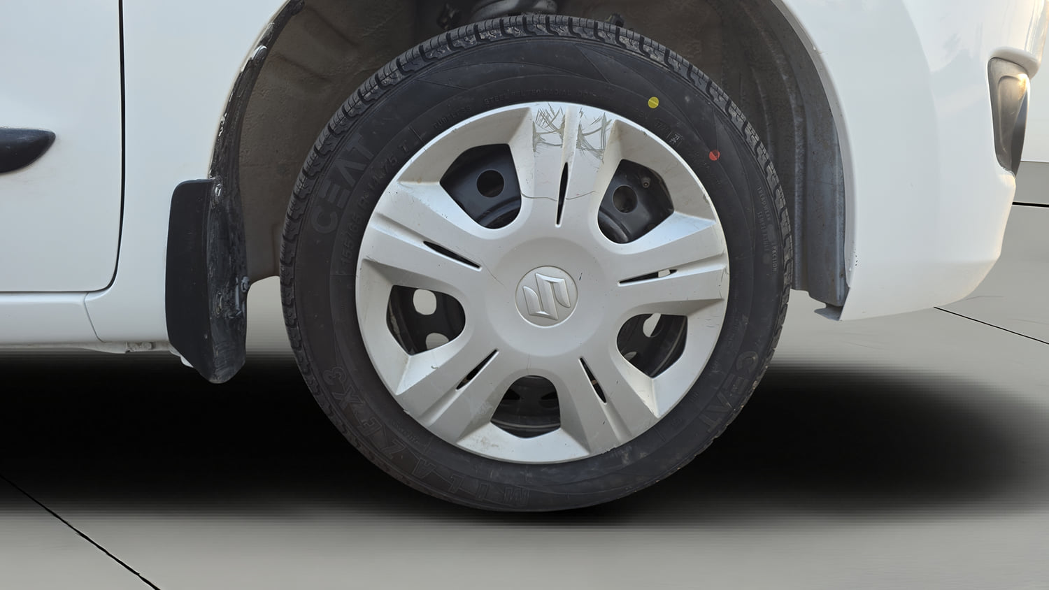 Used 2017 Maruti Suzuki Wagon R VXI Petrol Manual tyres RIGHT FRONT TYRE RIM VIEW