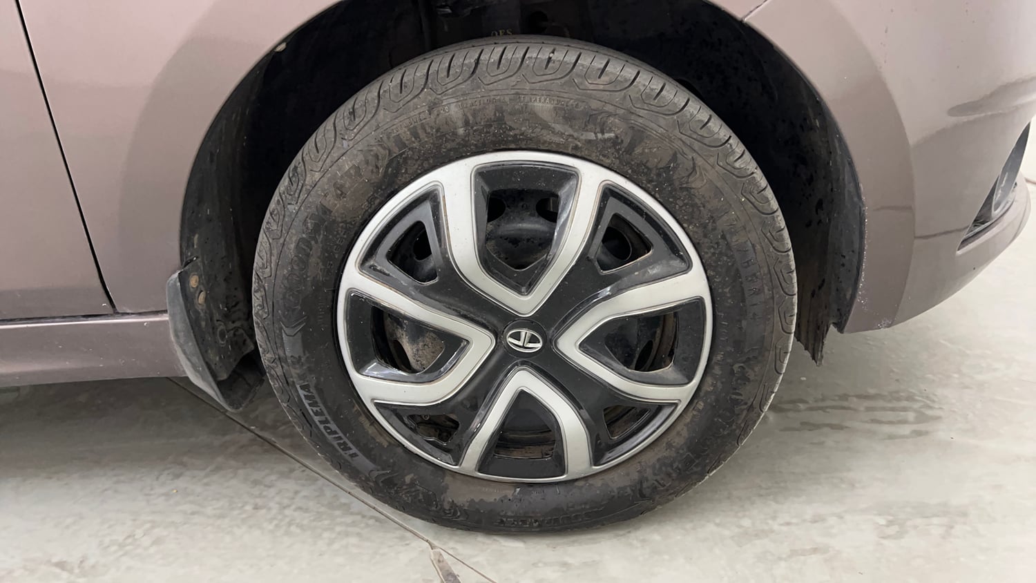 Used 2018 Tata Tiago Revotron XT Petrol Manual tyres RIGHT FRONT TYRE RIM VIEW