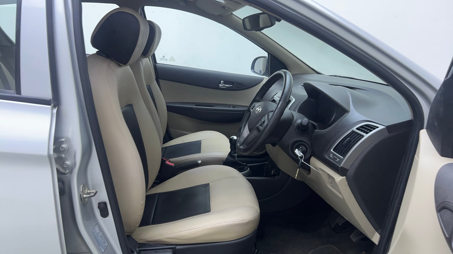 Used 2014 Hyundai i20 Sportz 1.2 Petrol Manual interior RIGHT SIDE FRONT DOOR CABIN VIEW