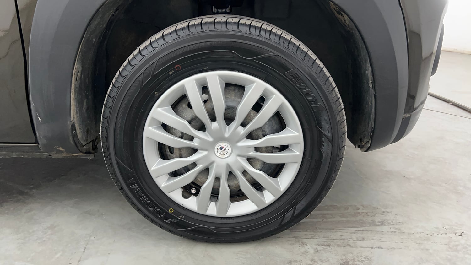Used 2016 Renault Kwid RXT Petrol Manual tyres RIGHT FRONT TYRE RIM VIEW