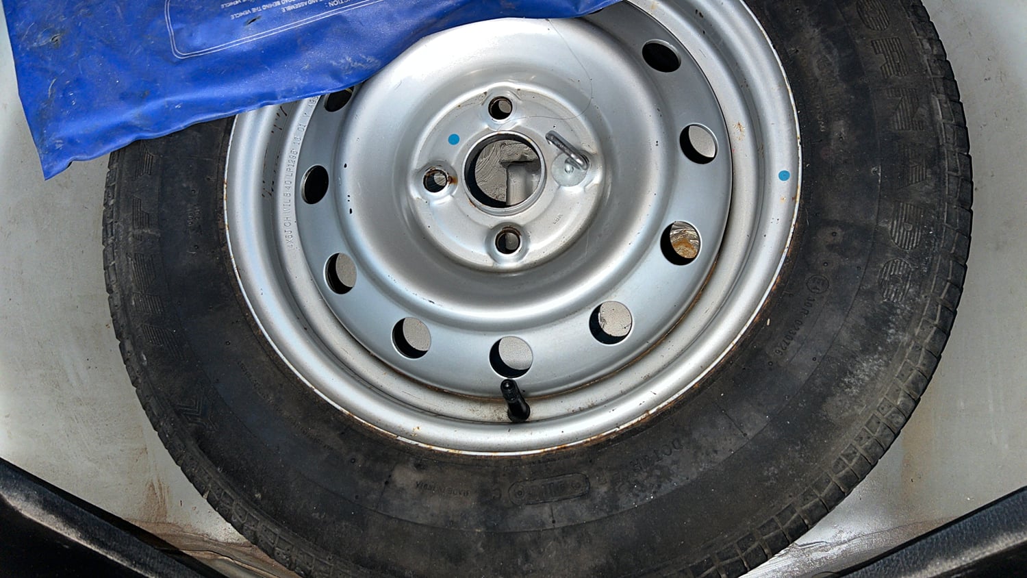 Used 2016 Maruti Suzuki Swift Lxi (O) Petrol Manual tyres SPARE TYRE VIEW