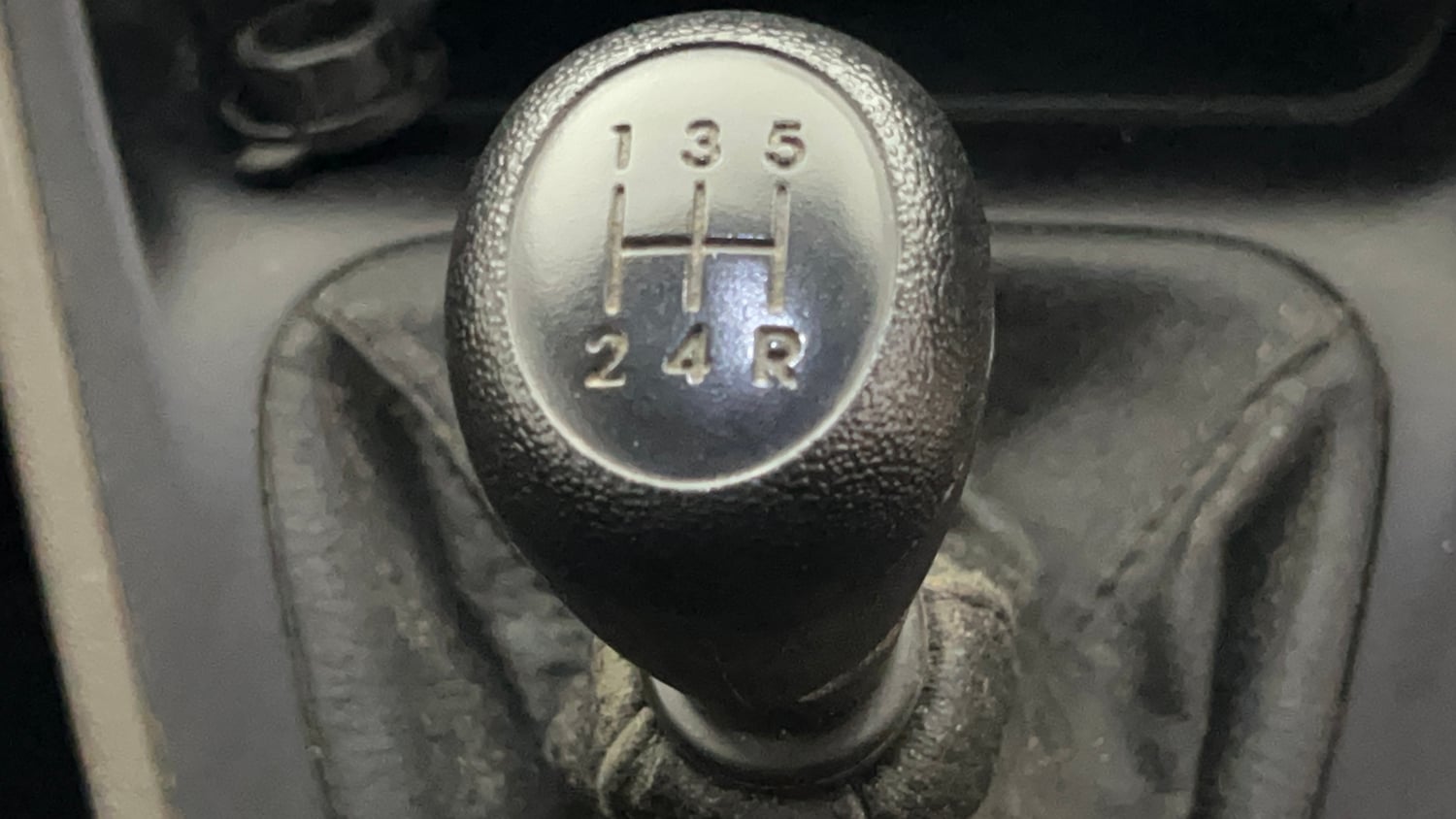 Used 2013 Hyundai i10 Era 1.1 iRDE2 Petrol Manual interior GEAR  KNOB VIEW