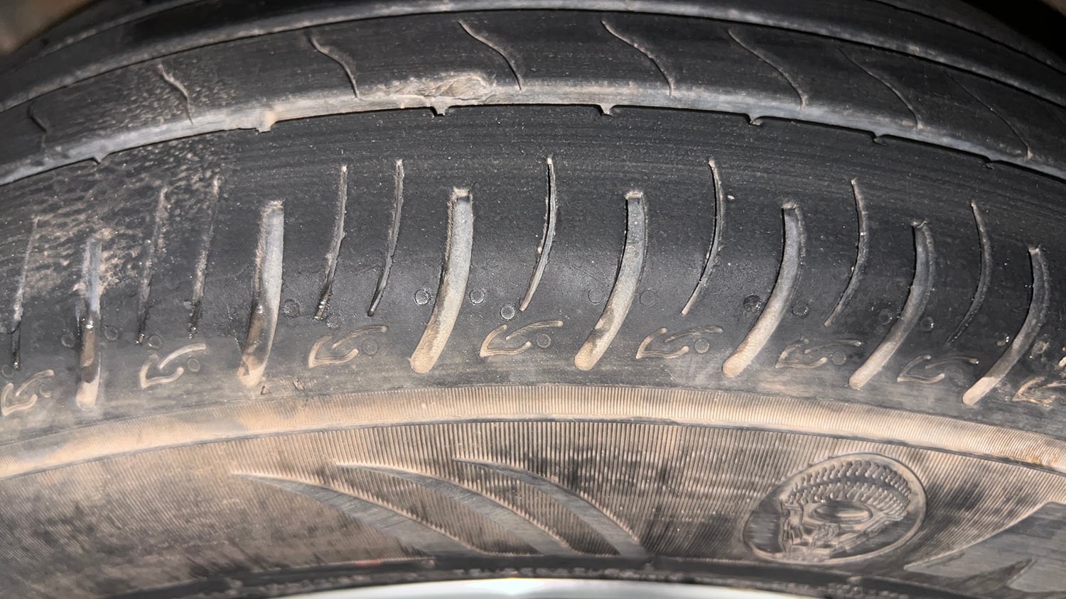 Used 2022 Mahindra XUV 300 W8 (O) 1.2 Petrol Petrol Manual tyres LEFT FRONT TYRE TREAD VIEW