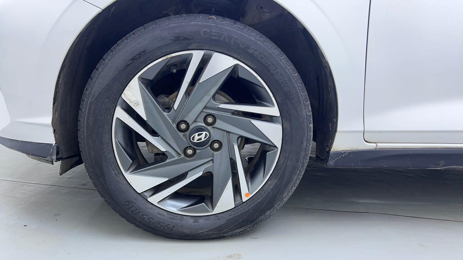 Used 2021 Hyundai New i20 Asta (O) 1.0 Turbo DCT Petrol Automatic tyres LEFT FRONT TYRE RIM VIEW