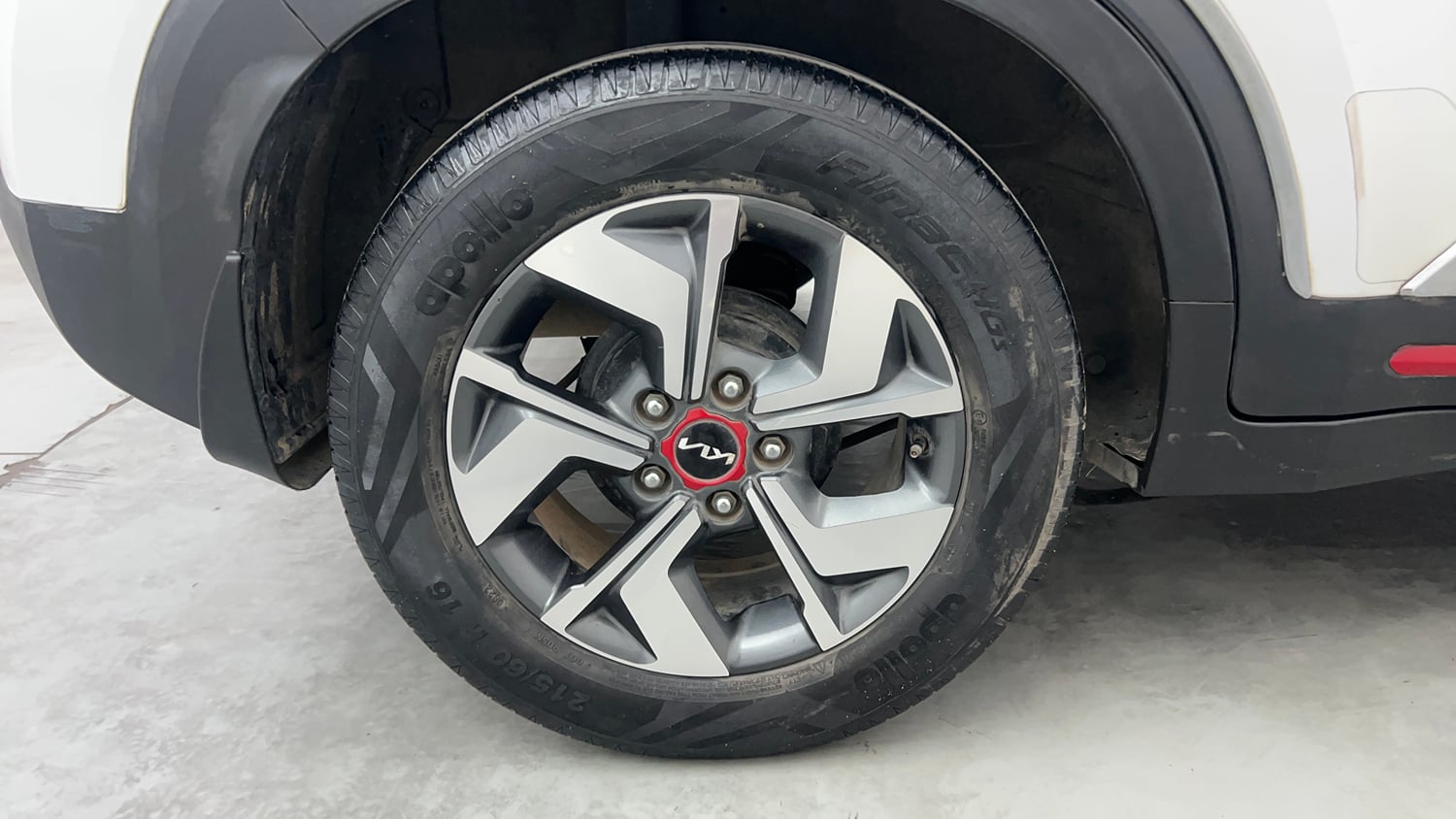 Used 2022 Kia Sonet GTX Plus 1.5 AT Diesel Automatic tyres RIGHT REAR TYRE RIM VIEW